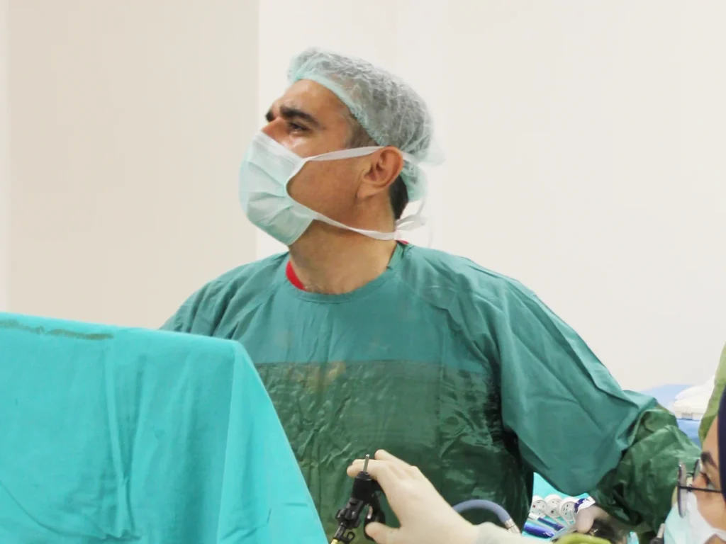 Ameliyathanede Doç. Dr. Metehan Gümüş